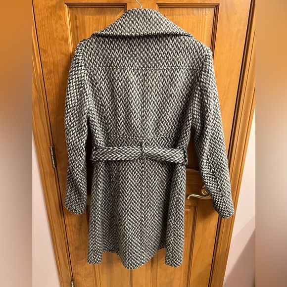 Kenneth Cole Women’s single breast belted coat! Size 8! - Picture 3 of 3
